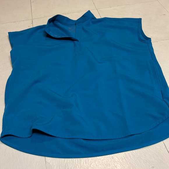 Figs I believe the color is pacific blue scrubs top and bottom are XXS. - Picture 6 of 7